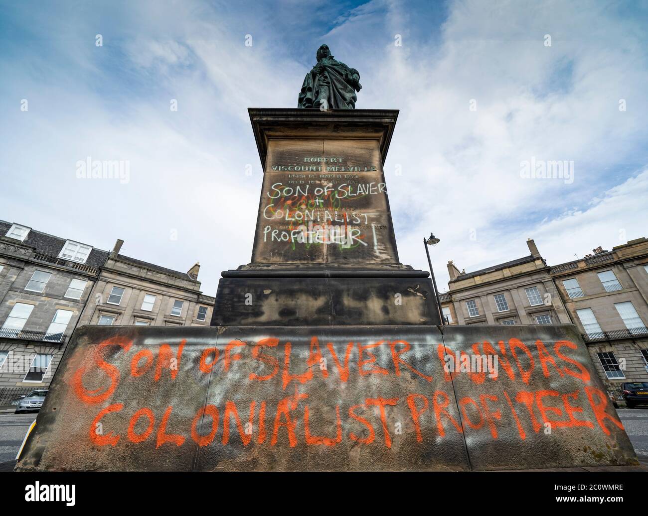 Edimbourg, Ecosse, Royaume-Uni. 12 juin 2020. Les manifestants de la vie noire ont pulvérisé des graffitis sur la statue de Robert Viscount Melville, fils du propriétaire d'esclaves Henry Dundas, à Édimbourg. C'est l'une des nombreuses statues de l'époque coloniale d'anciens slaves qui sont menacées par les manifestants qui veulent qu'ils soient retirés. Iain Masterton/Alay Live News Banque D'Images