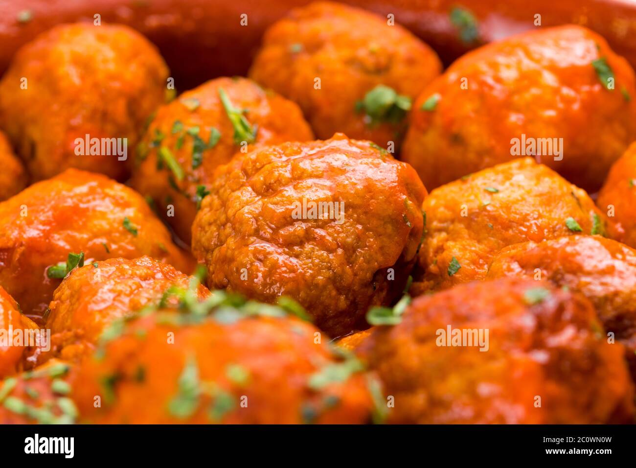 Macro de boulettes de viande avec sauce et persil haché Banque D'Images