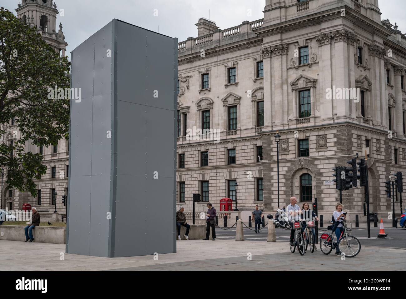 La statue du mémorial de Winston Churchill est enchâssée dans un revêtement protecteur sur la place du Parlement, devant d'autres manifestations de Black Lives Matter (BLM), au Royaume-Uni. Banque D'Images