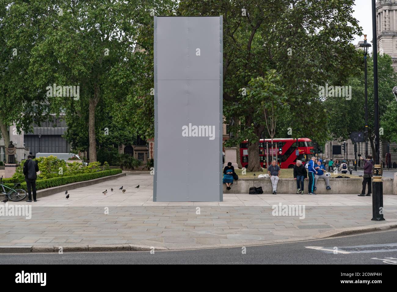 La statue du mémorial de Winston Churchill est enchâssée dans un revêtement protecteur sur la place du Parlement, devant d'autres manifestations de Black Lives Matter (BLM), au Royaume-Uni. Banque D'Images
