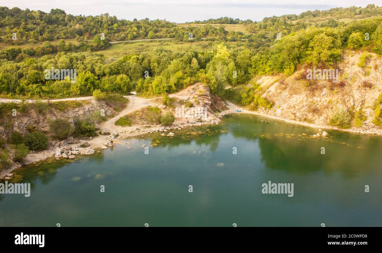Benatina Lake également appelé petite Croatie, beau lac d'eau claire Shore et vert créé dans la carrière abandonnée dans le village de Benatina, Slovaquie Banque D'Images