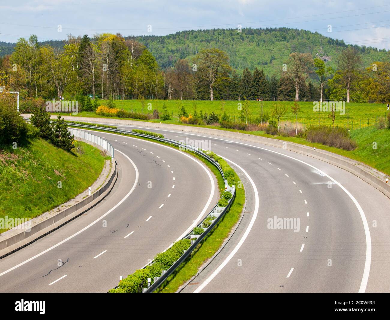 Autoroute à deux voies sans voitures tournées vers la gauche Banque D'Images