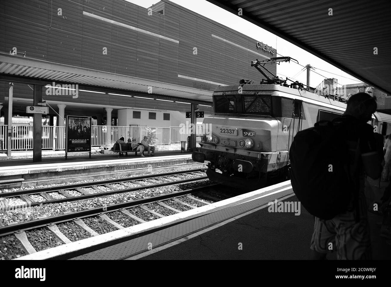 Locomotive 122337 avec service à destination ouest à la gare de St Raphaël. Banque D'Images