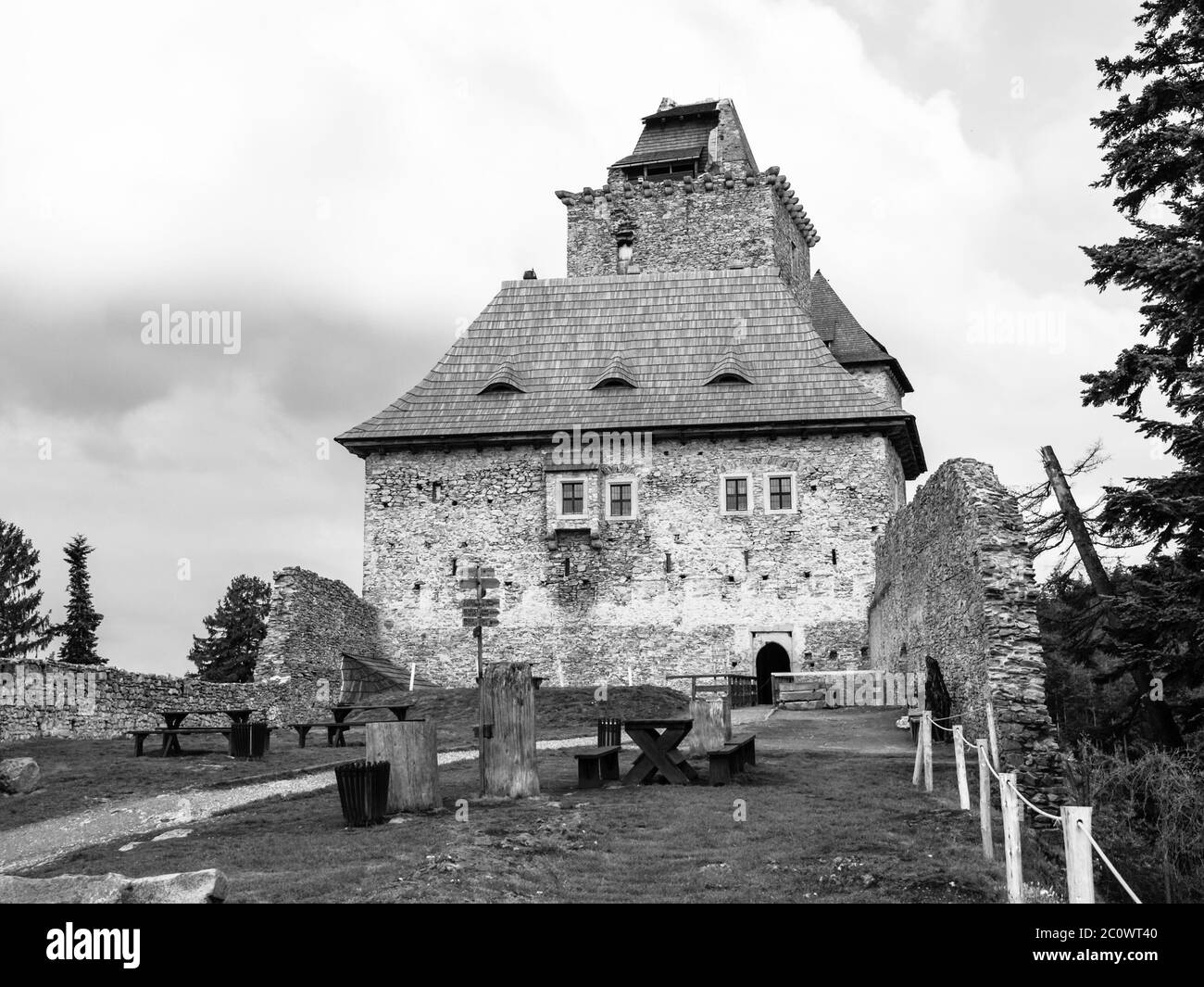 Cour du château médiéval de Kasperk en Bohême du Sud, République tchèque . Image en noir et blanc. Banque D'Images