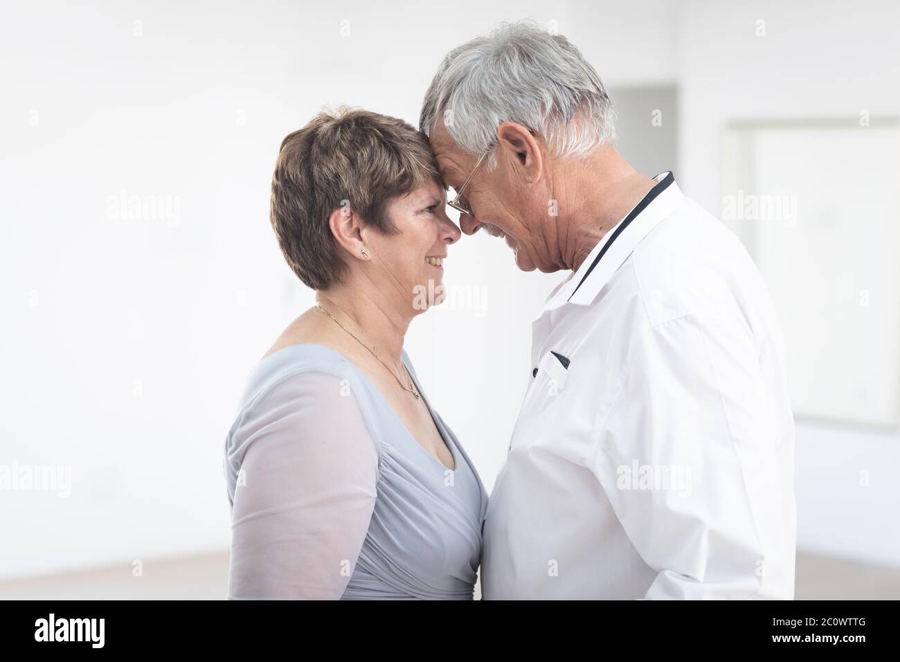 Portrait d'un couple caucasien heureux pendant la danse de salle de bal Banque D'Images