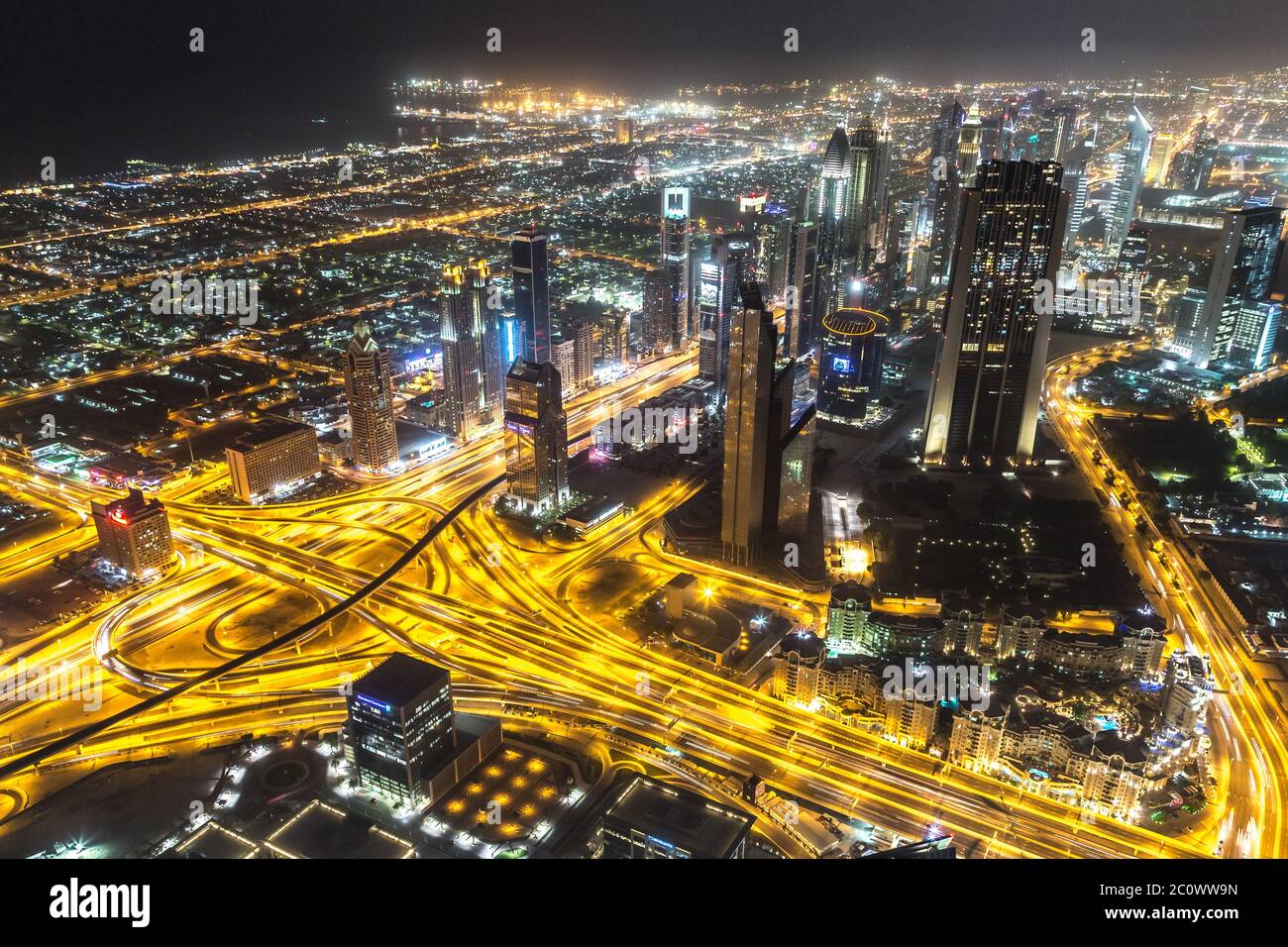 Scène nocturne du centre-ville de Dubaï avec lumières de la ville, Banque D'Images