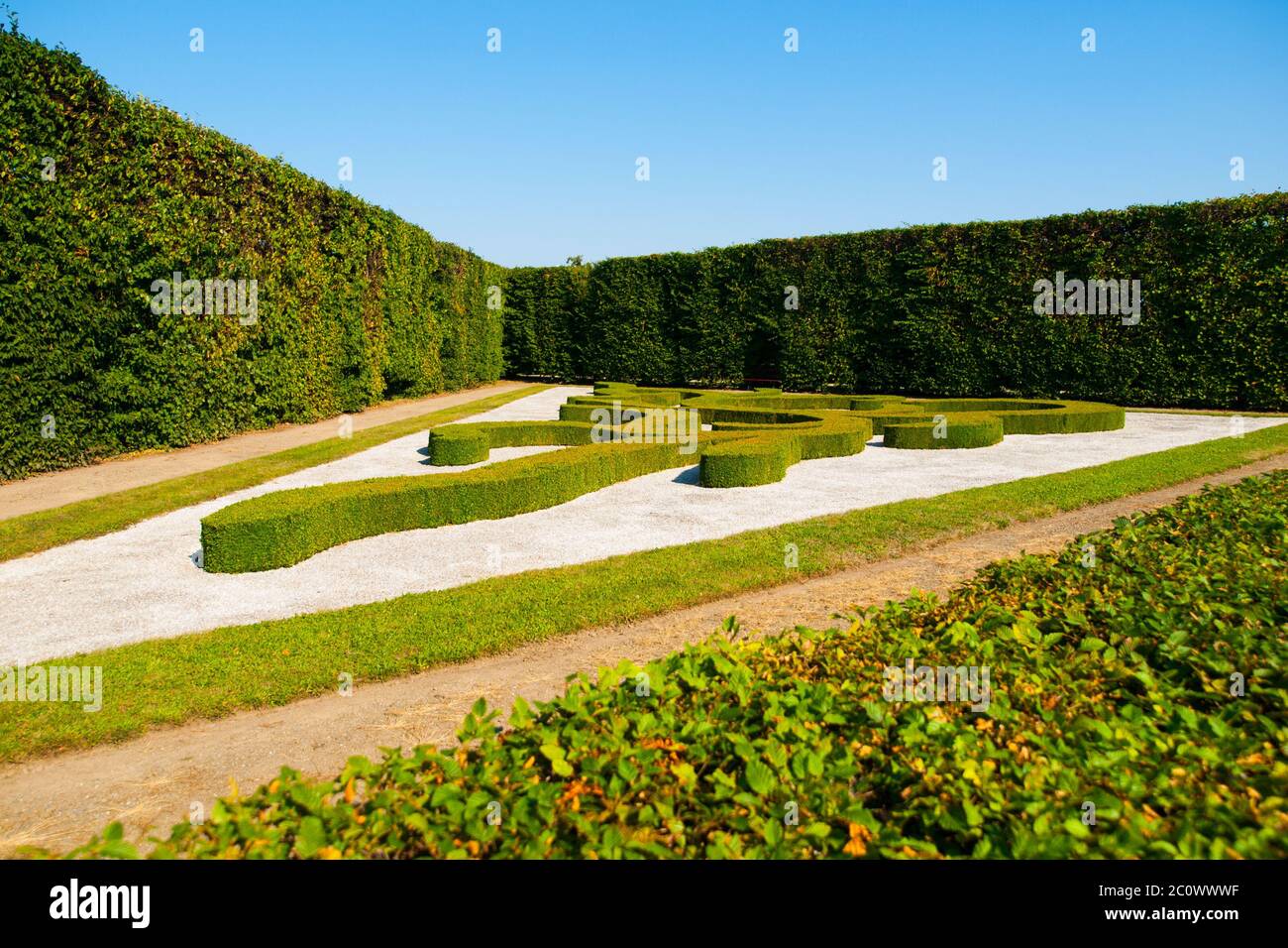 Arbustes d'ornement dans le jardin français le jour d'été ensoleillé, jardin de fleurs de Kromeriz, République Tchèque, Europe. Patrimoine mondial de l'UNESCO Banque D'Images