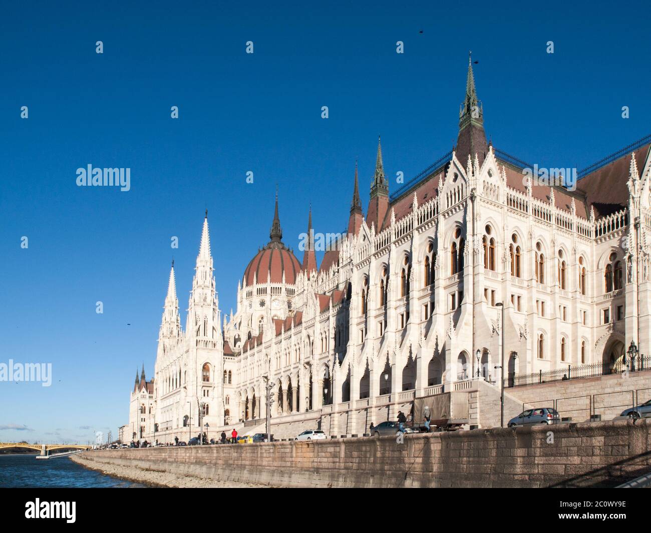 Vue de jour du bâtiment historique du Parlement hongrois, alias Orszaghaz, avec architecture symétrique typique et dôme central sur le quai du Danube à Budapest, Hongrie, Europe. C'est un point de repère et siège remarquable de l'Assemblée nationale de Hongrie. Banque D'Images