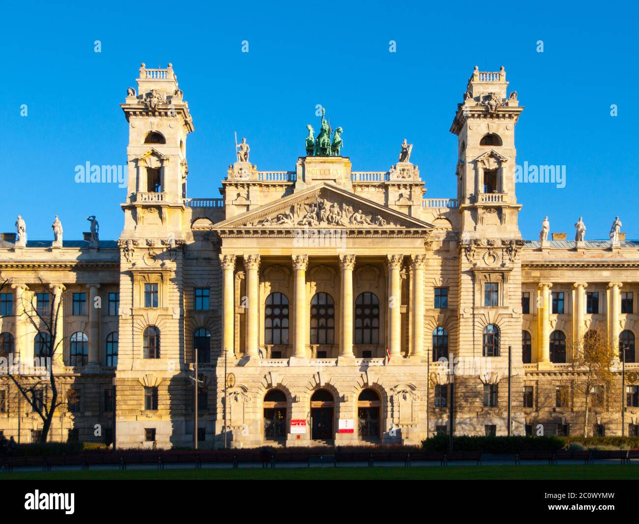 Musée national hongrois d'ethnographie, alias Neprajzi Muzeum, sur la place Kossuth Lajos à Budapest, Hongrie, Europe. Vue de face du portail d'entrée avec deux tours et colonnes architecturales le jour ensoleillé avec ciel bleu clair. Patrimoine mondial de l'UNESCO. Banque D'Images