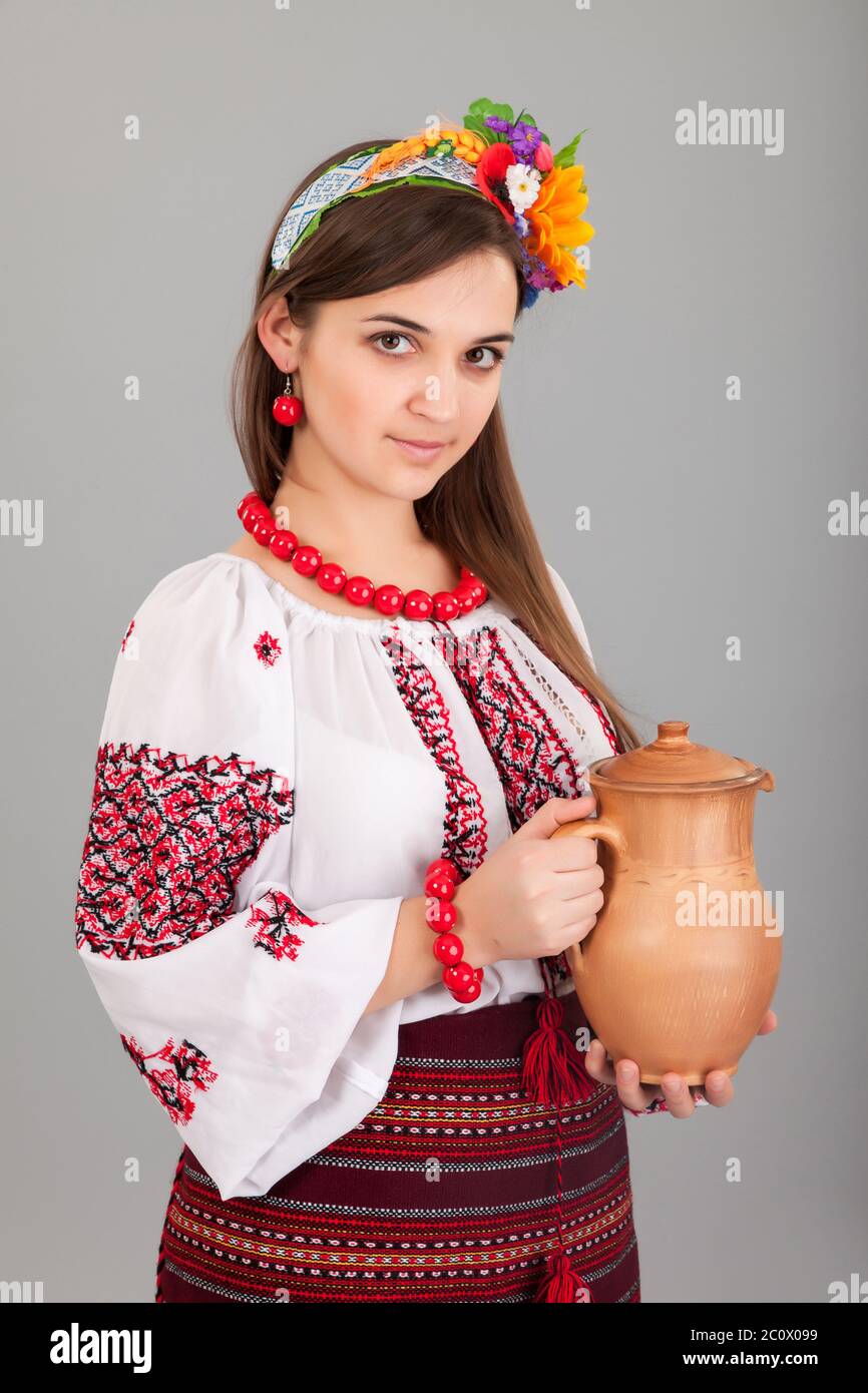 Belle femme porte l'Ukrainien est tenue une cruche costume national Banque D'Images