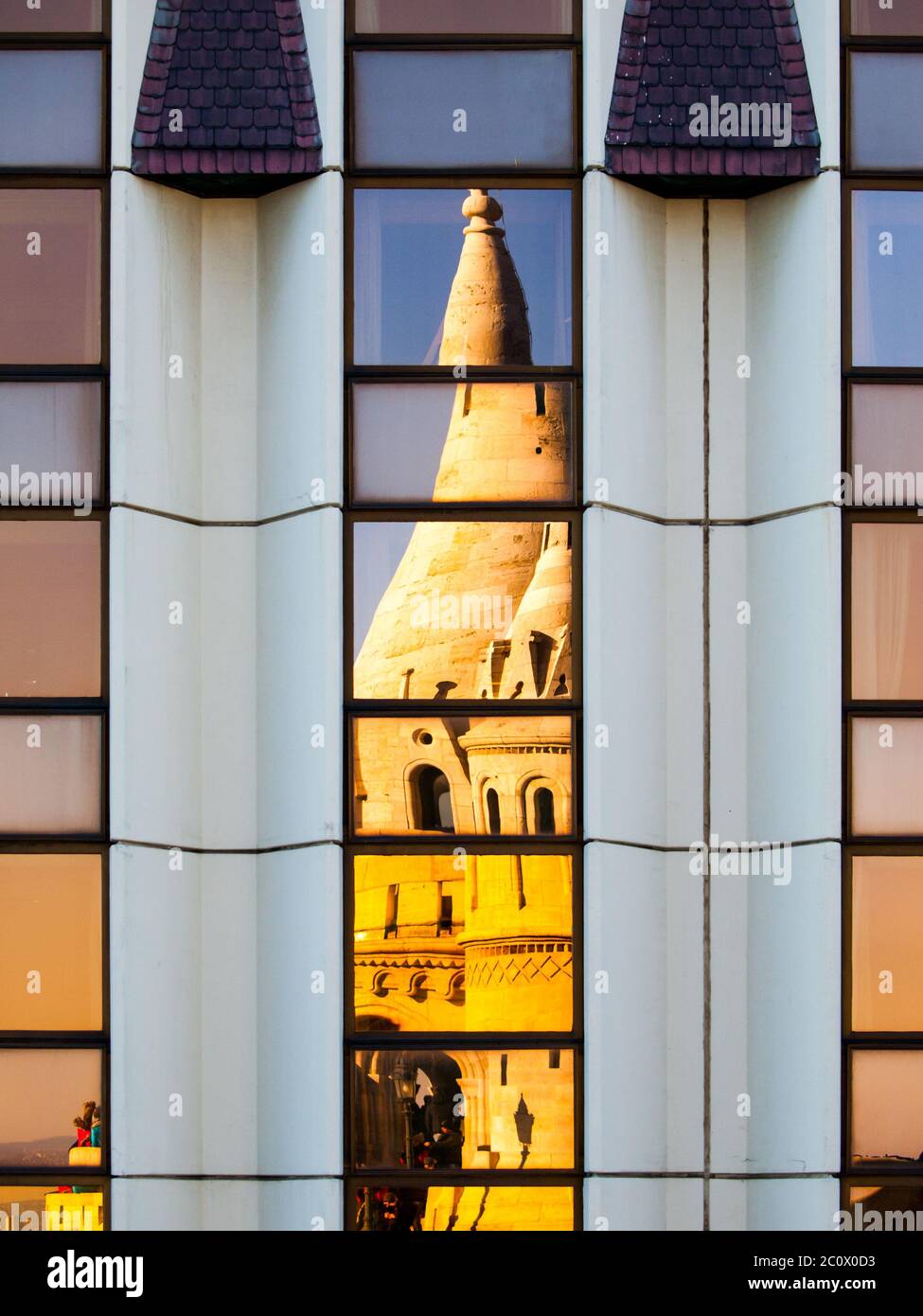 Vue détaillée du reflet voilé du Bastion des pêcheurs, alias Halaszbatya, tours de conte de fées dans les fenêtres de l'hôtel moderne. Interprétation architecturale de l'historique et architecture moderne détestée de la Hongrie communiste. Budapest, capitale de la Hongrie, Europe. Patrimoine mondial de l'UNESCO Banque D'Images