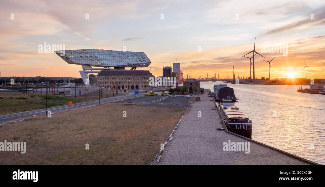Coucher de soleil sur le Port House d'Anvers Banque D'Images