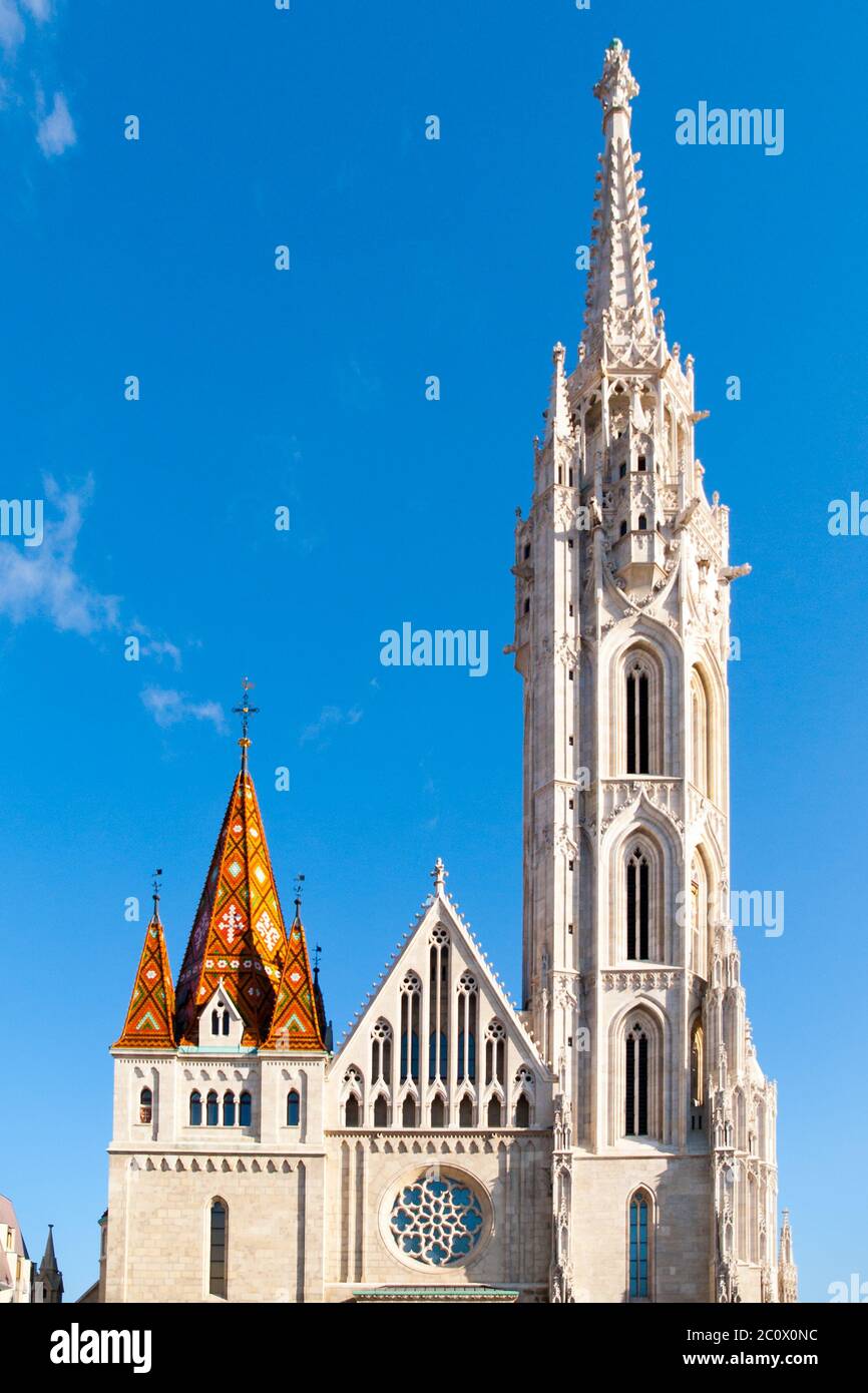 Église catholique romaine Matthias et colonne de peste de la Sainte Trinité au Bastion des pêcheurs dans le quartier du château de Buda, Budapest, Hongrie, Europe. Photo de jour ensoleillée avec ciel bleu clair. Banque D'Images