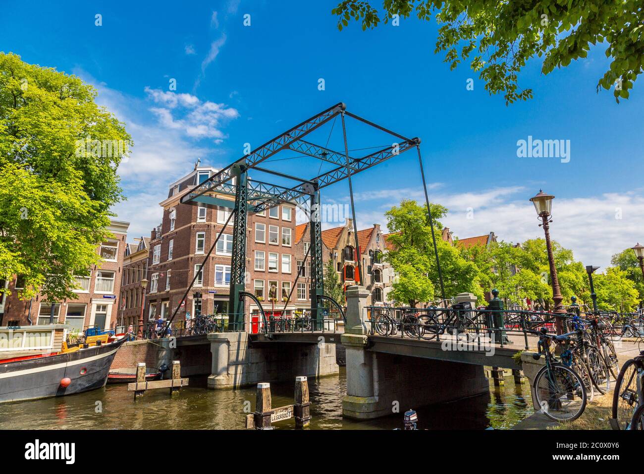 Canal et le pont à Amsterdam Banque D'Images
