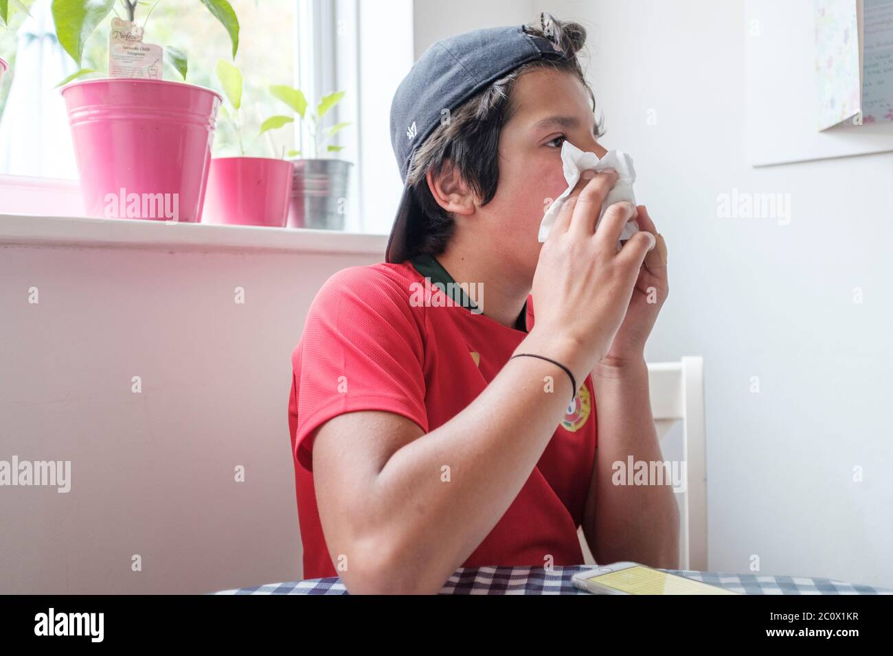 Le jeune garçon, 12 ans, souffre de fièvre de la grêle, Surrey, Royaume-Uni. Banque D'Images