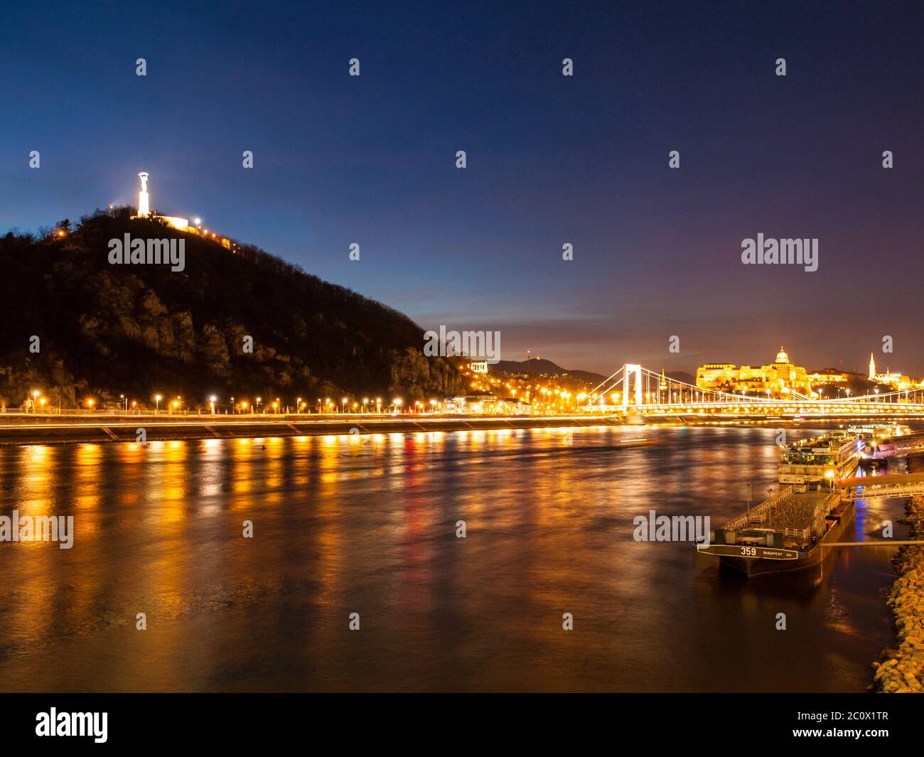 Vue en soirée sur la colline de Gellert et le Danube à Budapest, Hongrie. Banque D'Images