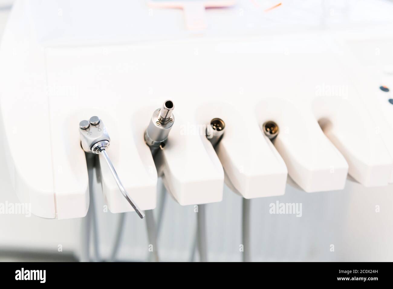 Gros plan d'un équipement et d'outils professionnels spéciaux dans un cabinet dentaire. Concepts de la clinique ou de l'hôpital de dentiste, des dents et des soins de santé. Peu profond Banque D'Images