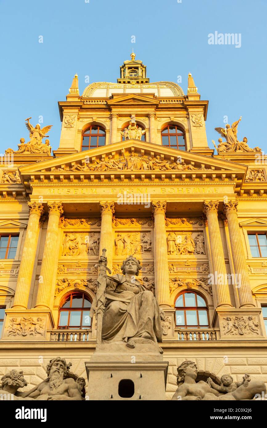 Vue détaillée du Musée national tchèque de Prague, République tchèque. Banque D'Images