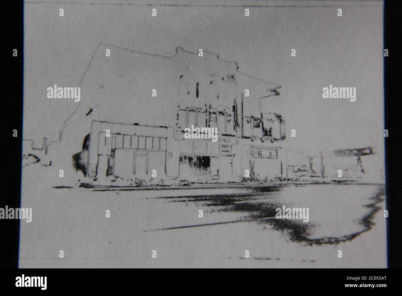 Belle photographie en noir et blanc vintage des années 1970 d'une scène urbaine dans un état de rêve. Banque D'Images