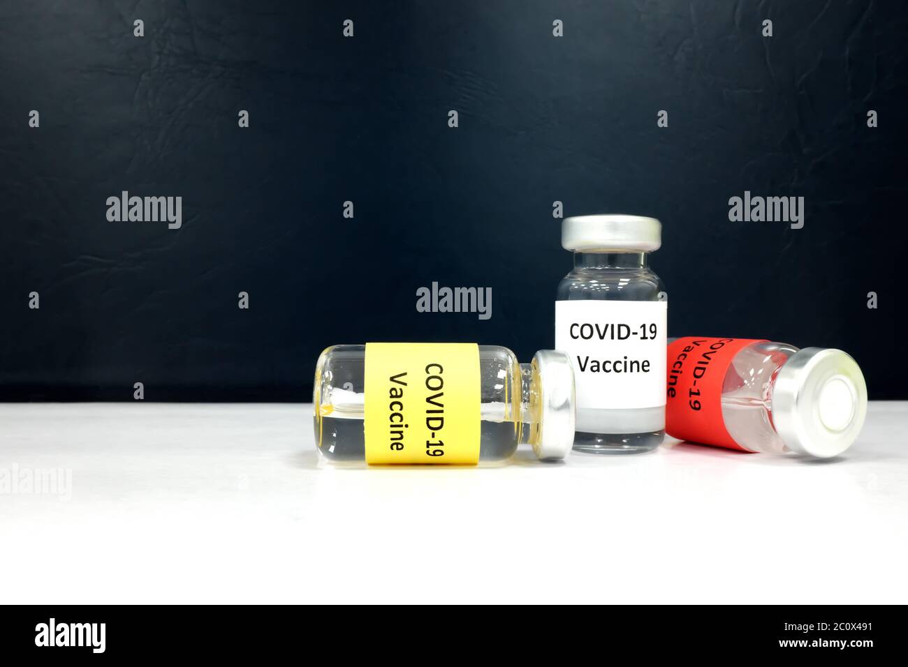 Flacons de vaccin Covid-19 sur fond sombre avec espace pour les copies. Concept de vaccin contre le coronavirus réussi. Banque D'Images