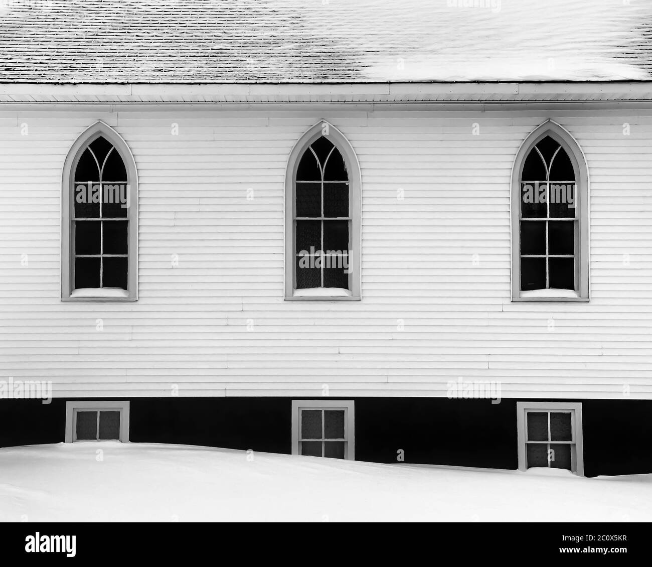 Fenêtres gothiques sur une belle église en bois dans la péninsule supérieure du Michigan, États-Unis [pas de autorisation de propriété; disponible pour licence éditoriale seulement] Banque D'Images
