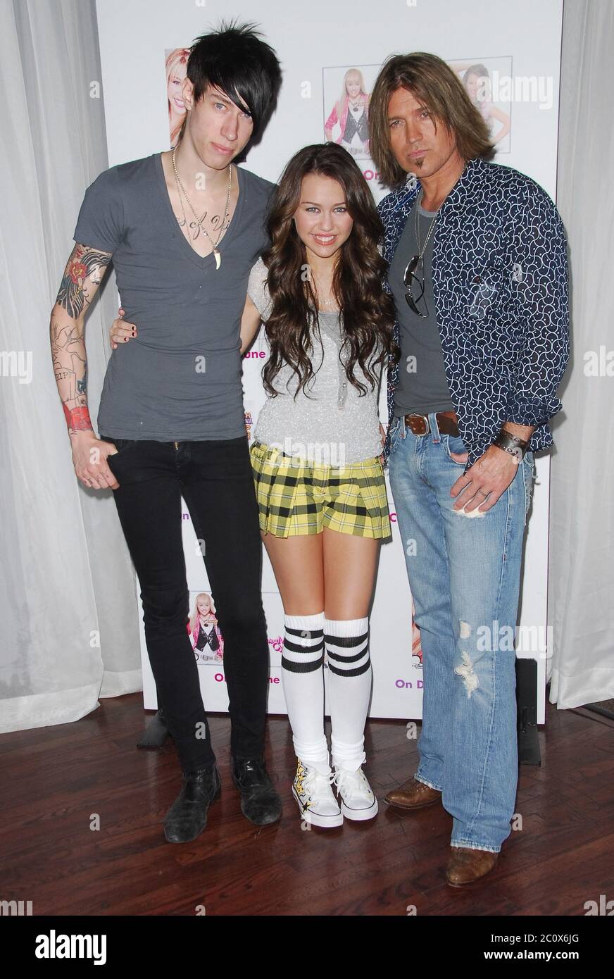 Trace Cyrus, Miley Cyrus et Billy Ray Cyrus, de la superstar des chaînes Disney Hannah Montana/Miley Cyrus, se produit UN concert gratuit célébrant la sortie DVD de Hannah Montana : POP Star Profile, qui s'est tenue au complexe Hollywood & Highland à Hollywood, Californie. L'événement a eu lieu le mardi 26 juin 2007. Photo par: SBM / PictureLux - référence du fichier # 34006-6927SBMPLX Banque D'Images