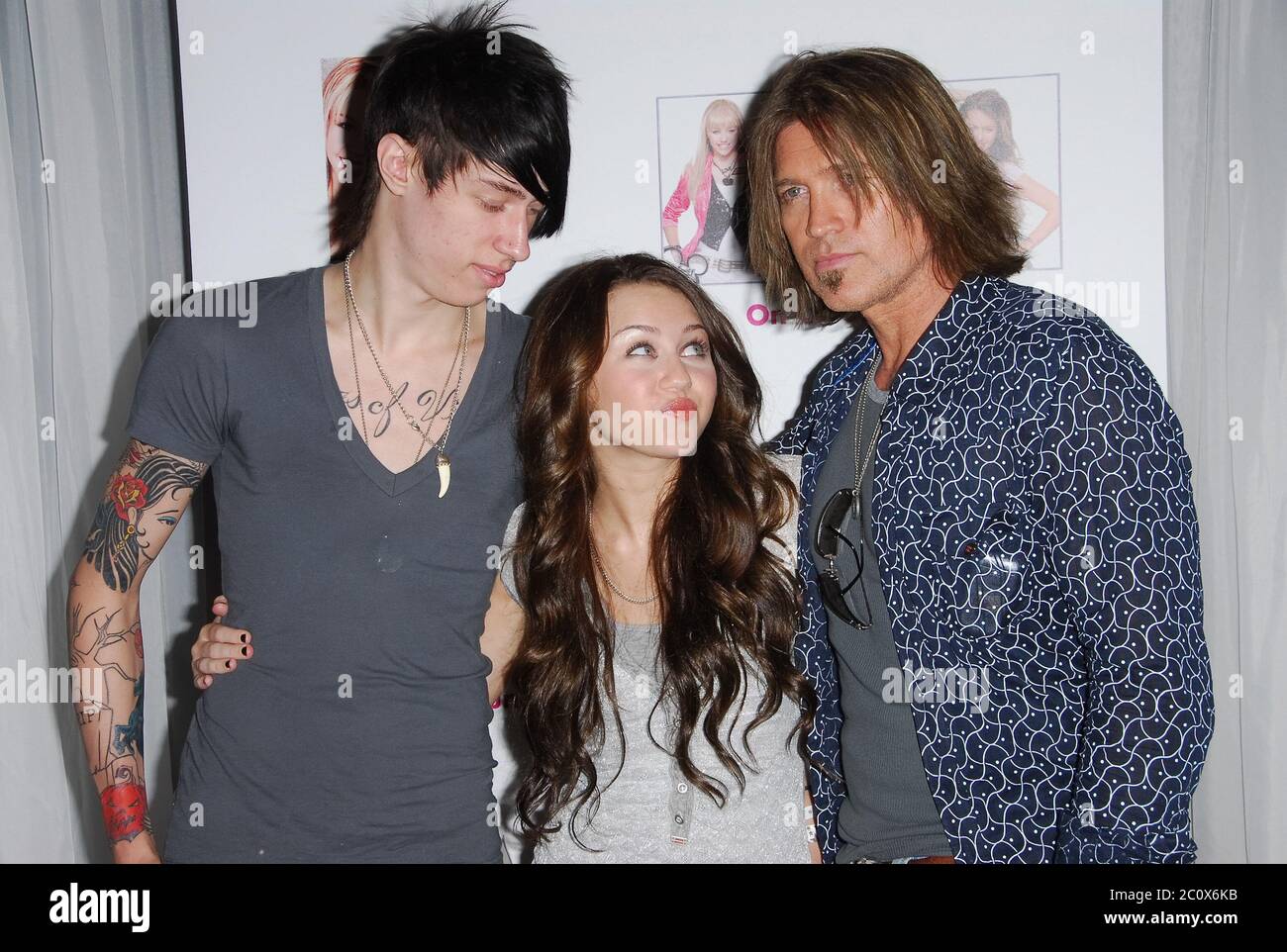 Trace Cyrus, Miley Cyrus et Billy Ray Cyrus, de la superstar des chaînes Disney Hannah Montana/Miley Cyrus, se produit UN concert gratuit célébrant la sortie DVD de Hannah Montana : POP Star Profile, qui s'est tenue au complexe Hollywood & Highland à Hollywood, Californie. L'événement a eu lieu le mardi 26 juin 2007. Photo par: SBM / PictureLux - référence du fichier # 34006-6926SBMPLX Banque D'Images