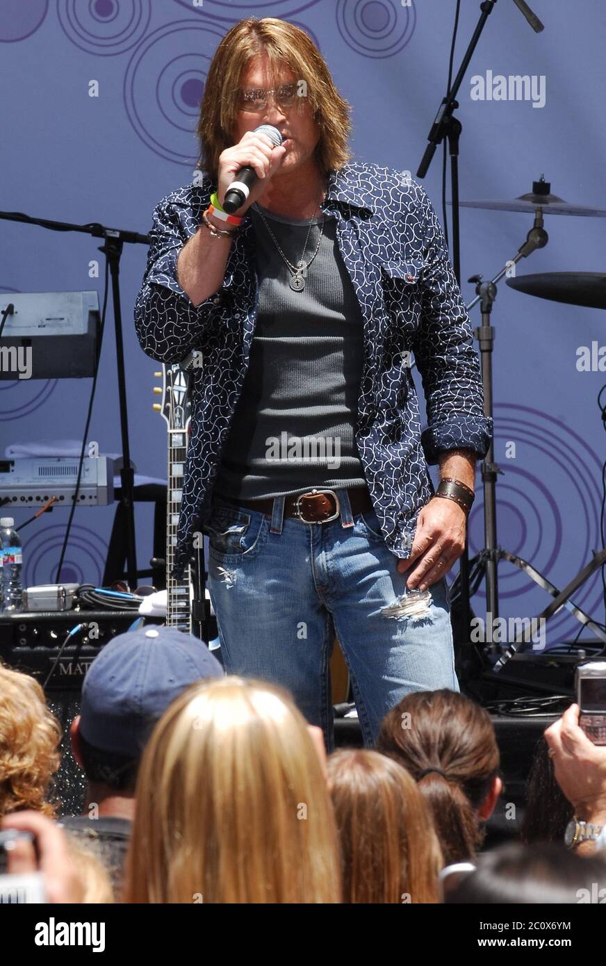 Billy Ray Cyrus présente sa fille à la superstar de Disney Channel Hannah Montana/Miley Cyrus, exécute UN concert gratuit célébrant la sortie DVD de 'Hannah Montana: Pop Star Profile' qui s'est tenue au complexe Hollywood & Highland à Hollywood, Californie. L'événement a eu lieu le mardi 26 juin 2007. Photo par: SBM / PictureLux - référence du fichier # 34006-6880SBMPLX Banque D'Images