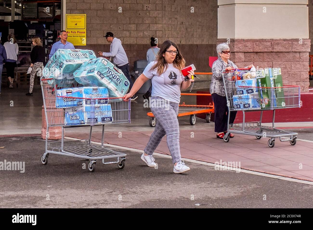 Les acheteurs effrayés par le coronavirus en mars 2020 font des stocks de produits en papier dans un magasin Costco à grande boîte de Laguna Niguel, en Californie. Panique sur la dérivation virale Banque D'Images