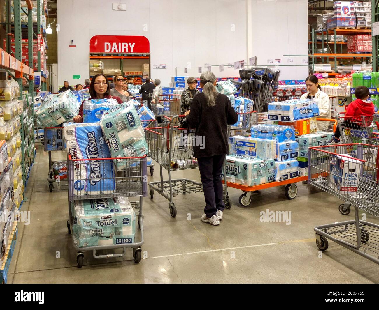 Les acheteurs effrayés par le coronavirus en mars 2020 font des stocks de produits en papier dans un magasin Costco à grande boîte de Laguna Niguel, en Californie. Panique sur la dérivation virale Banque D'Images
