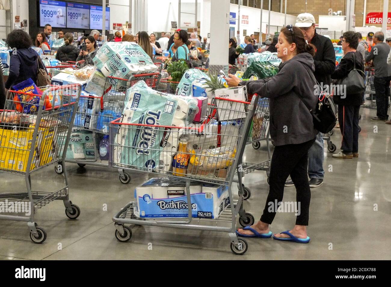 Les acheteurs effrayés par le coronavirus en mars 2020 font des stocks de produits en papier dans un magasin Costco à grande boîte de Laguna Niguel, en Californie. Panique sur la dérivation virale Banque D'Images