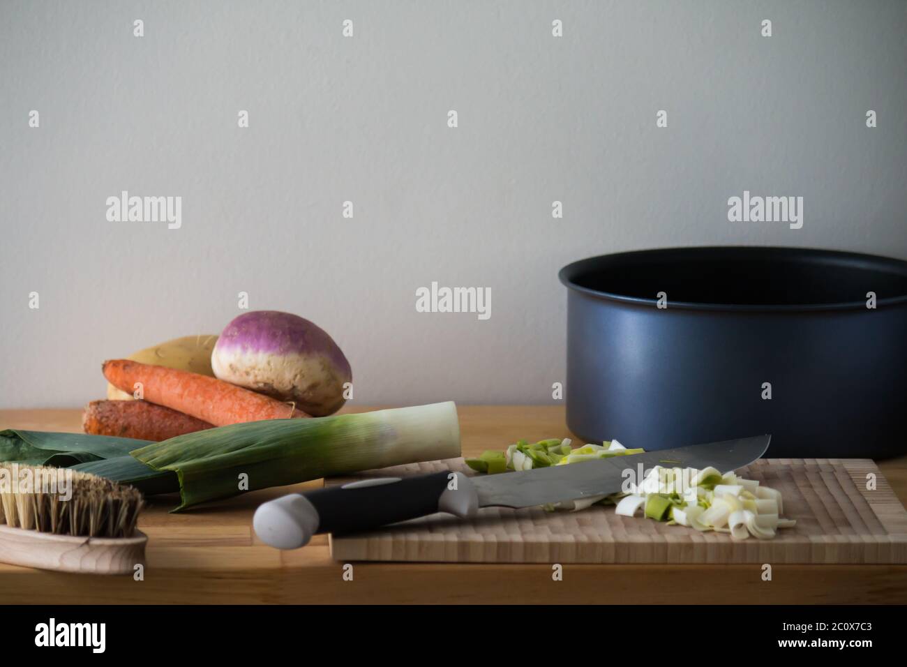 La vie est encore plus longue avec des ingrédients et des ustensiles pour préparer de la soupe sur une table en bois Banque D'Images