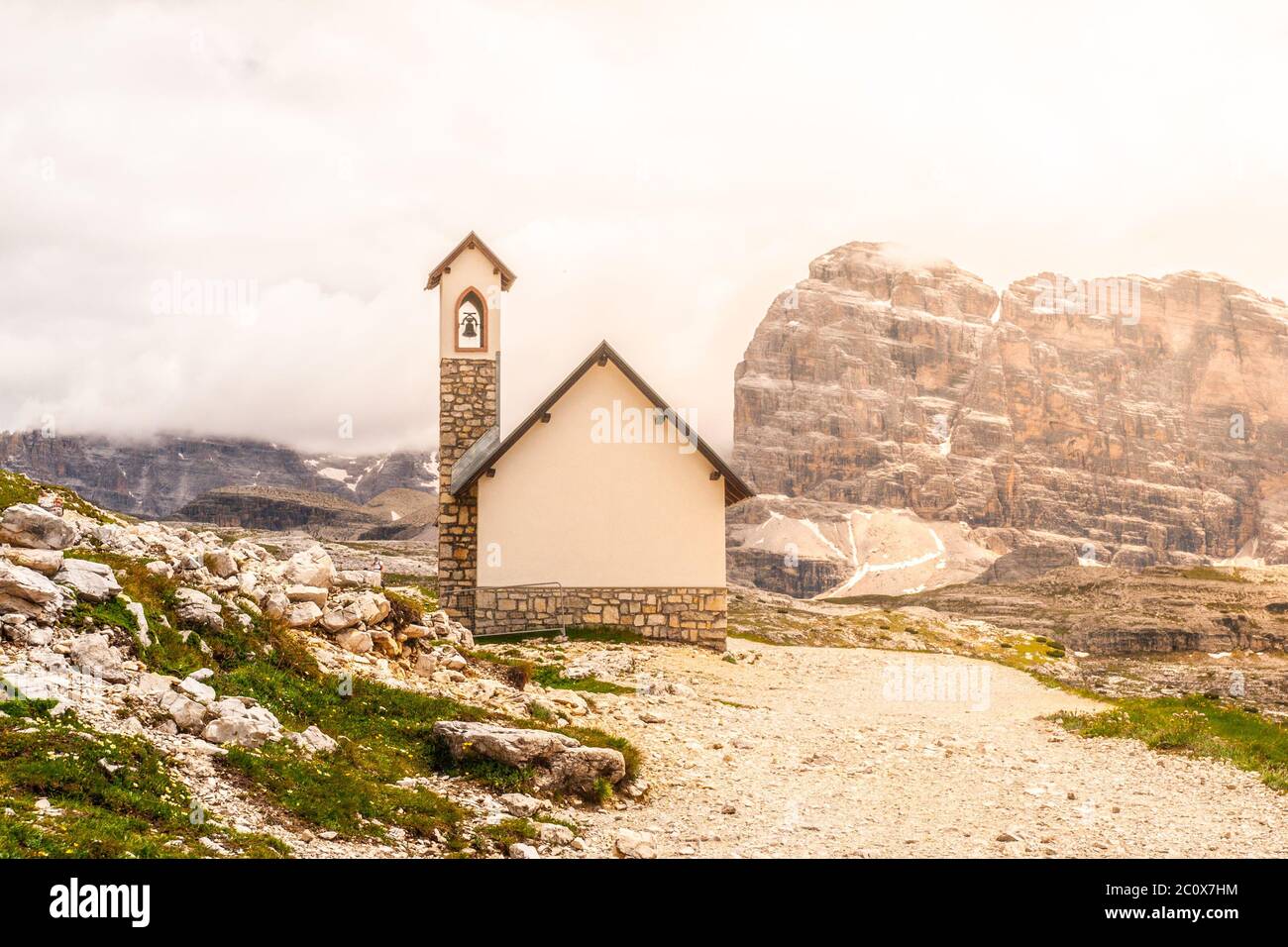 Petite chapelle de montagne, Cappella degli Alpini, à Tre cime di Lavaredo, Dolomites, Italie. Banque D'Images