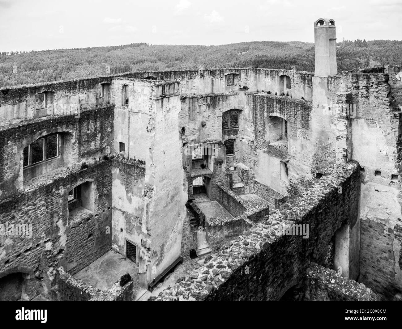 Ruines du château de Landstejn. Vue sur les murs en ruines de la tour du château. Image en noir et blanc. Banque D'Images