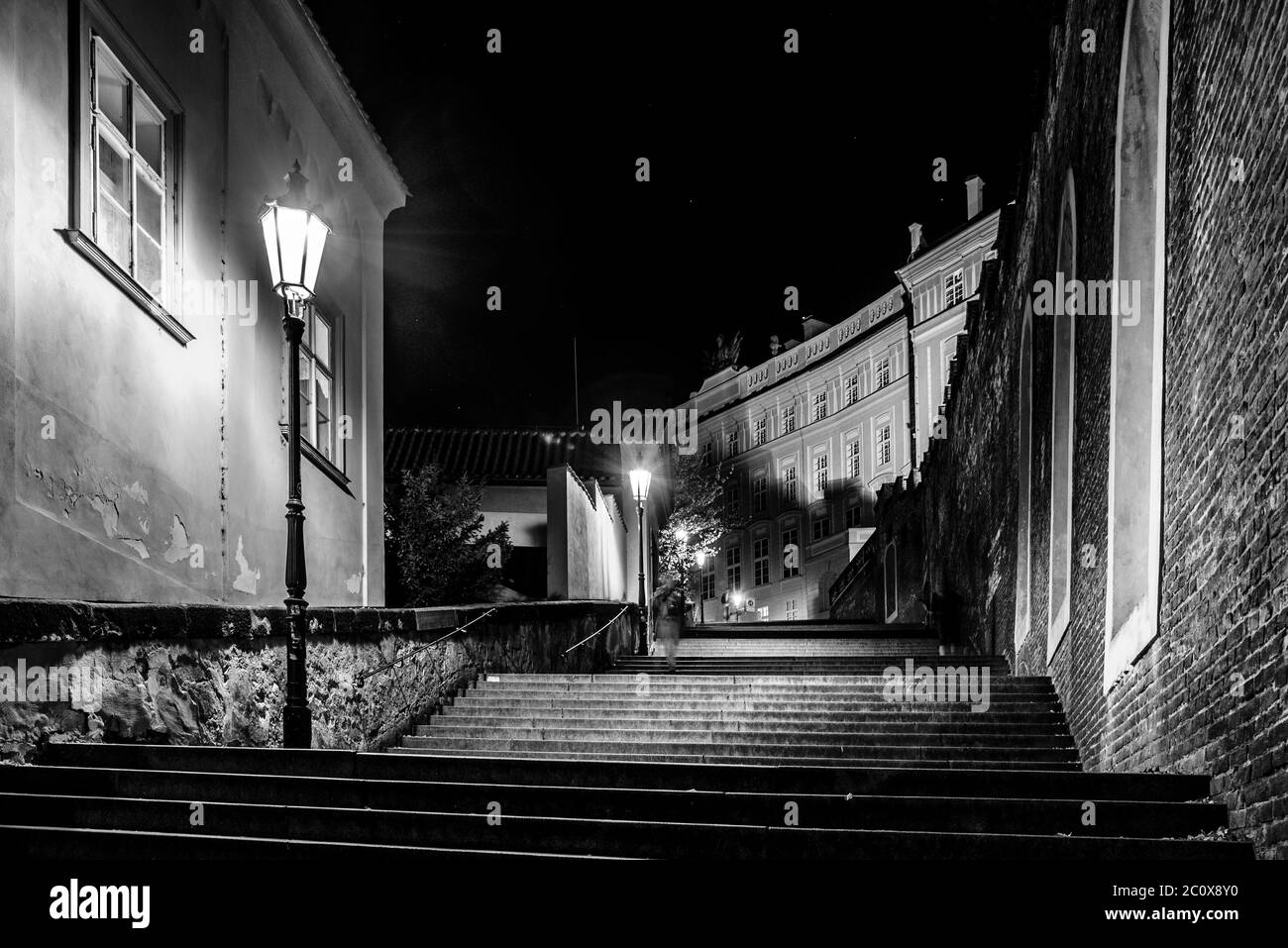 Nouvel escalier du château de Prague la nuit, quartier de la ville de Lesser, Prague, République tchèque. Image en noir et blanc. Banque D'Images