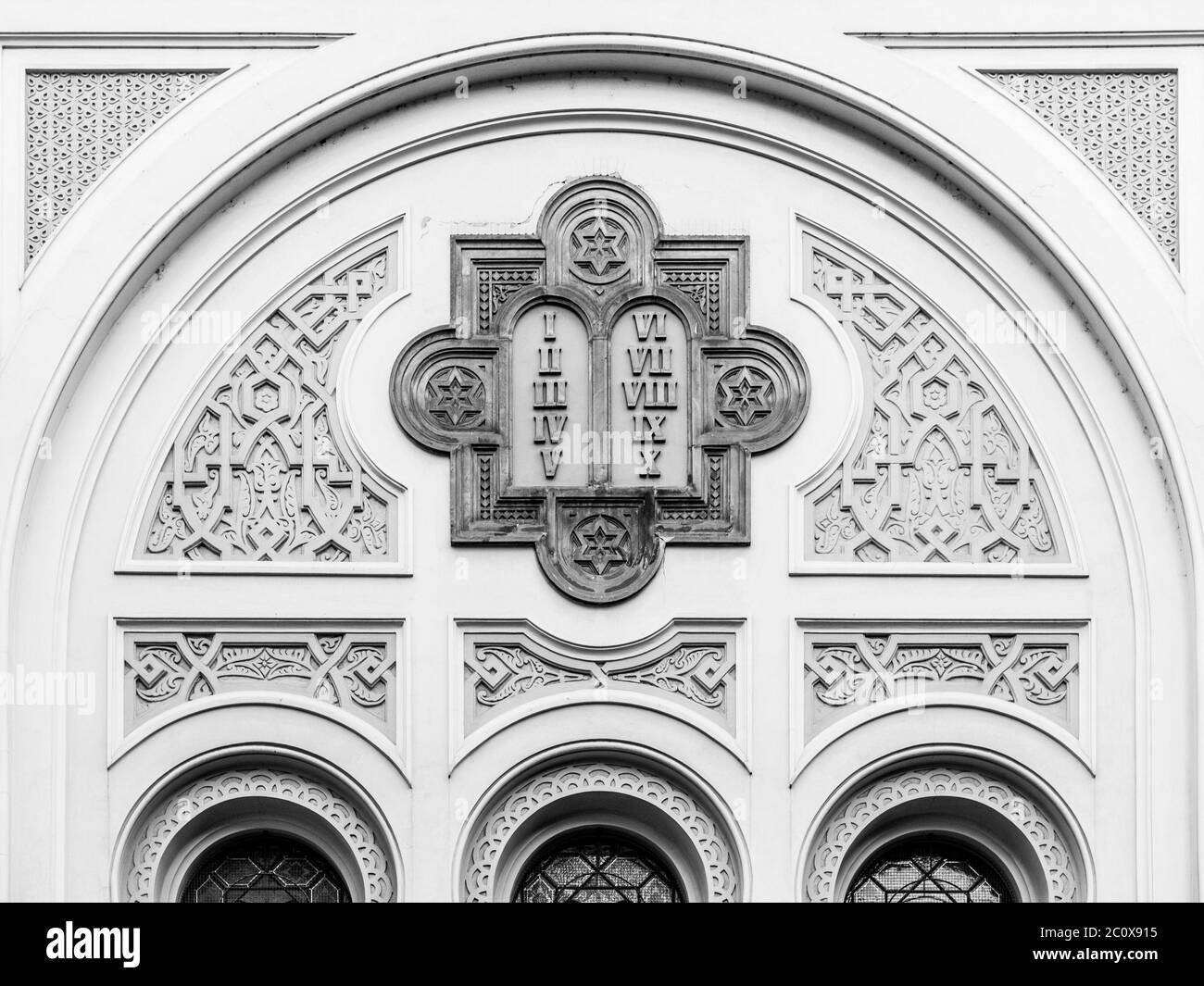 Des fenêtres pittoresques de la synagogue espagnole à Josefov, Prague, République tchèque. Vue détaillée. Image en noir et blanc. Banque D'Images