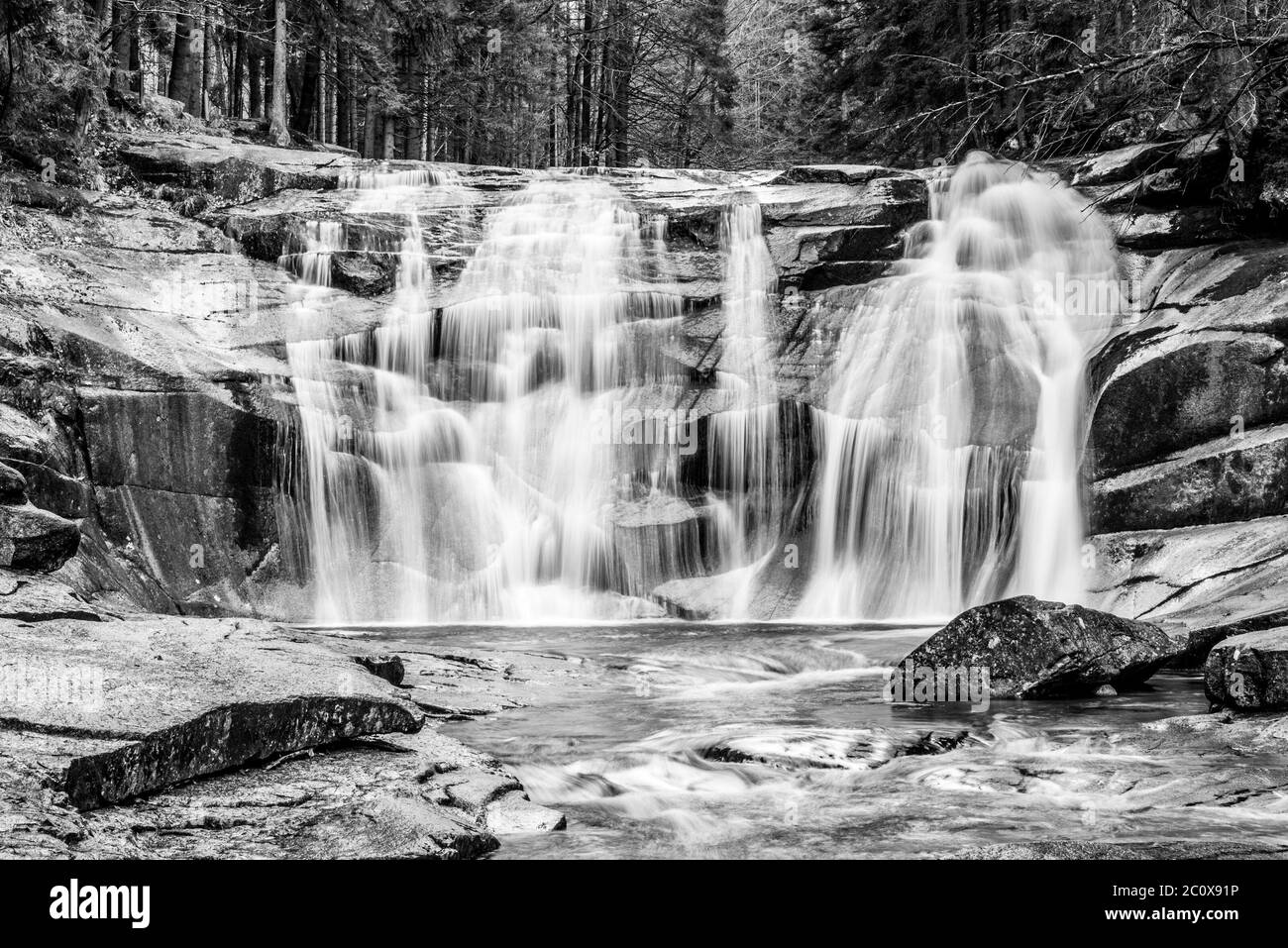 Cascade de Mumlava en automne, Harrachov, montagnes géantes, parc national de Krkonose, République tchèque. Image en noir et blanc. Banque D'Images