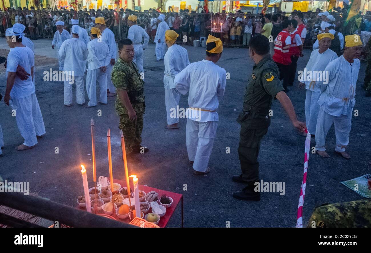 Les passionnés de la cérémonie de marche au feu lors du Festival taoïste des neuf dieux Empereur au Temple Kau Ong ya Selangor, Malaisie Banque D'Images