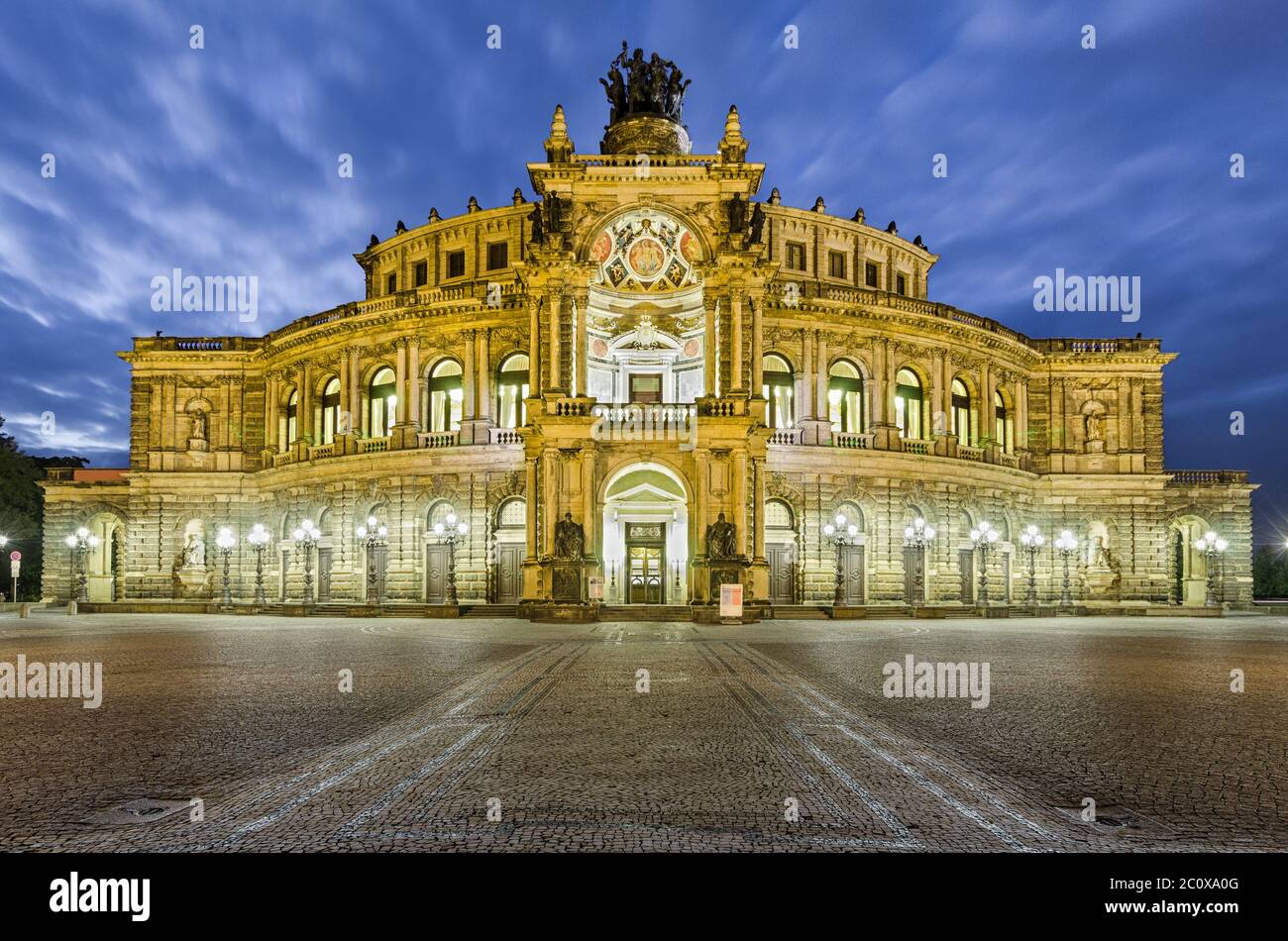 Opéra Semperoper la nuit à Dresde, Allemagne Banque D'Images