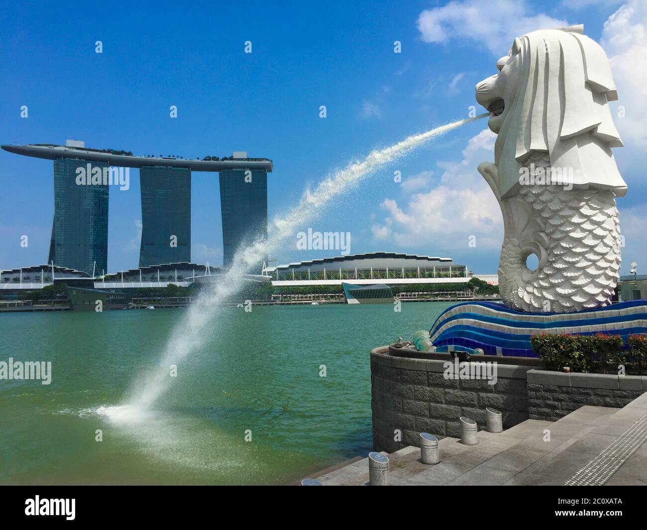 Merlion Fountain et Marina Bay Sands. Singapour Banque D'Images