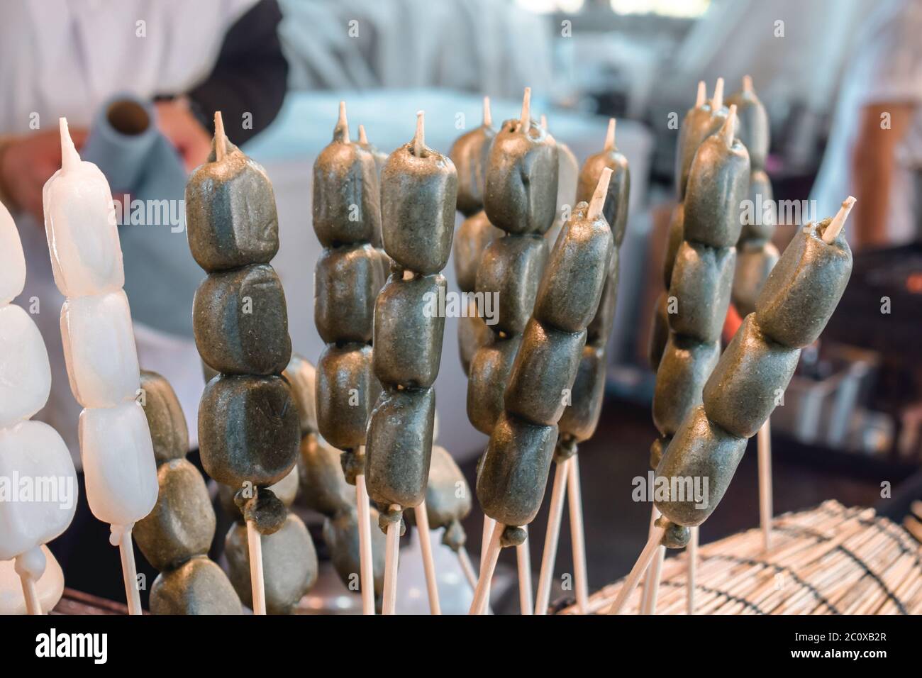 De délicieuses boules de mochi japonais sur un bâton dans les rues d'Hiroshima Japon Banque D'Images