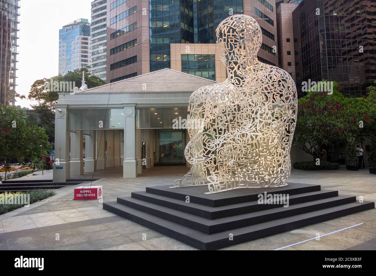 En dehors du centre financier océanique, Singapore Soul by le sculpteur catalan Jaume Plensa rend hommage au milieu multiculturel de la ville-État. Q. Financière Banque D'Images
