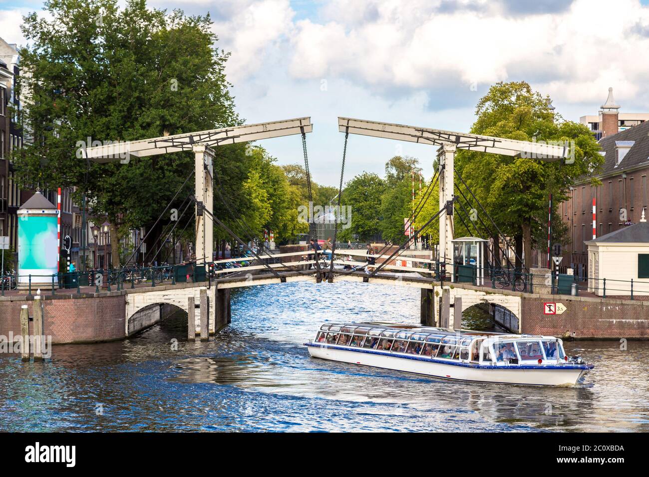 Canal et le pont à Amsterdam Banque D'Images