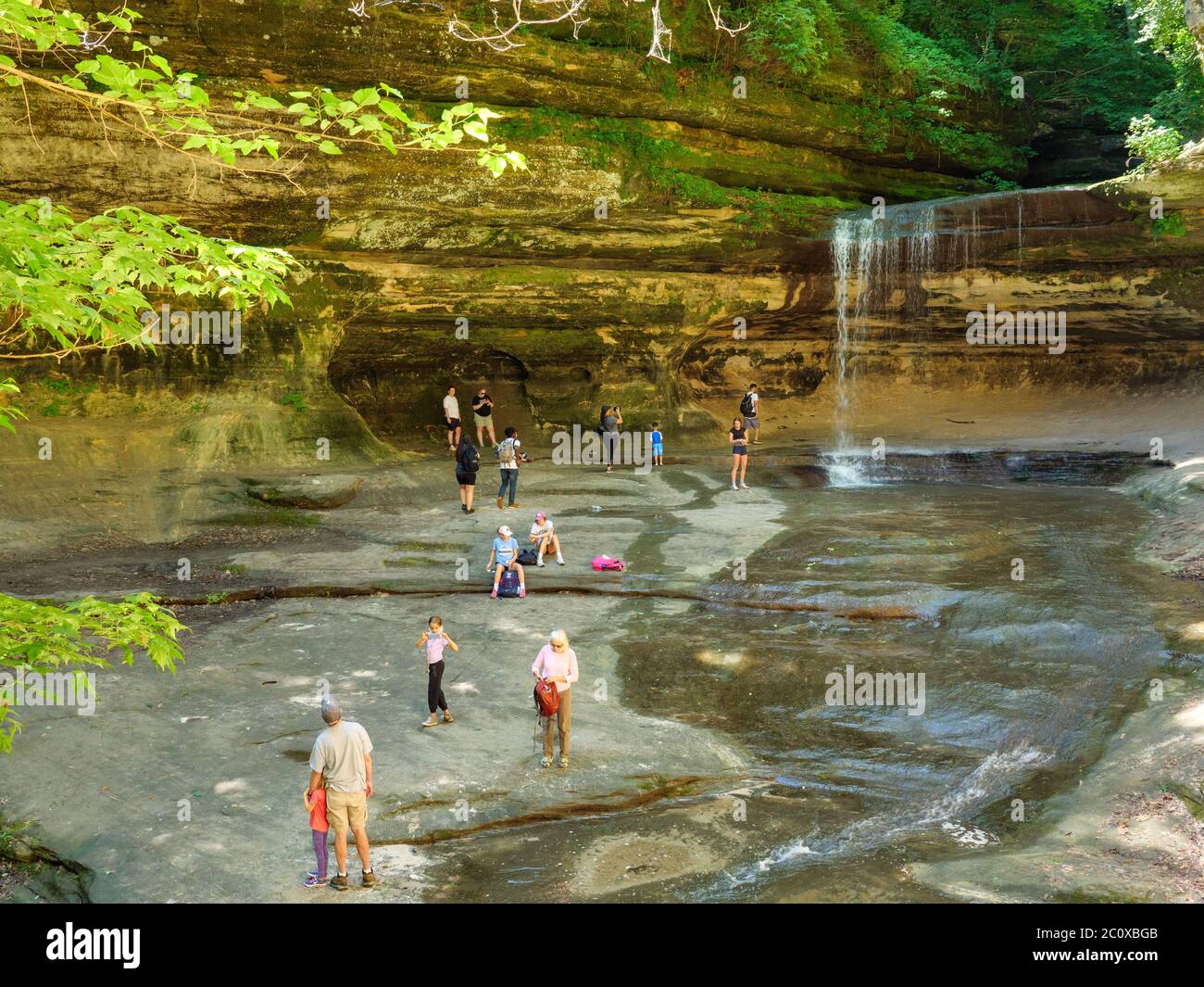 Visiteurs aux chutes LaSalle Canyon, parc national de Starved Rock, Illinois. Banque D'Images