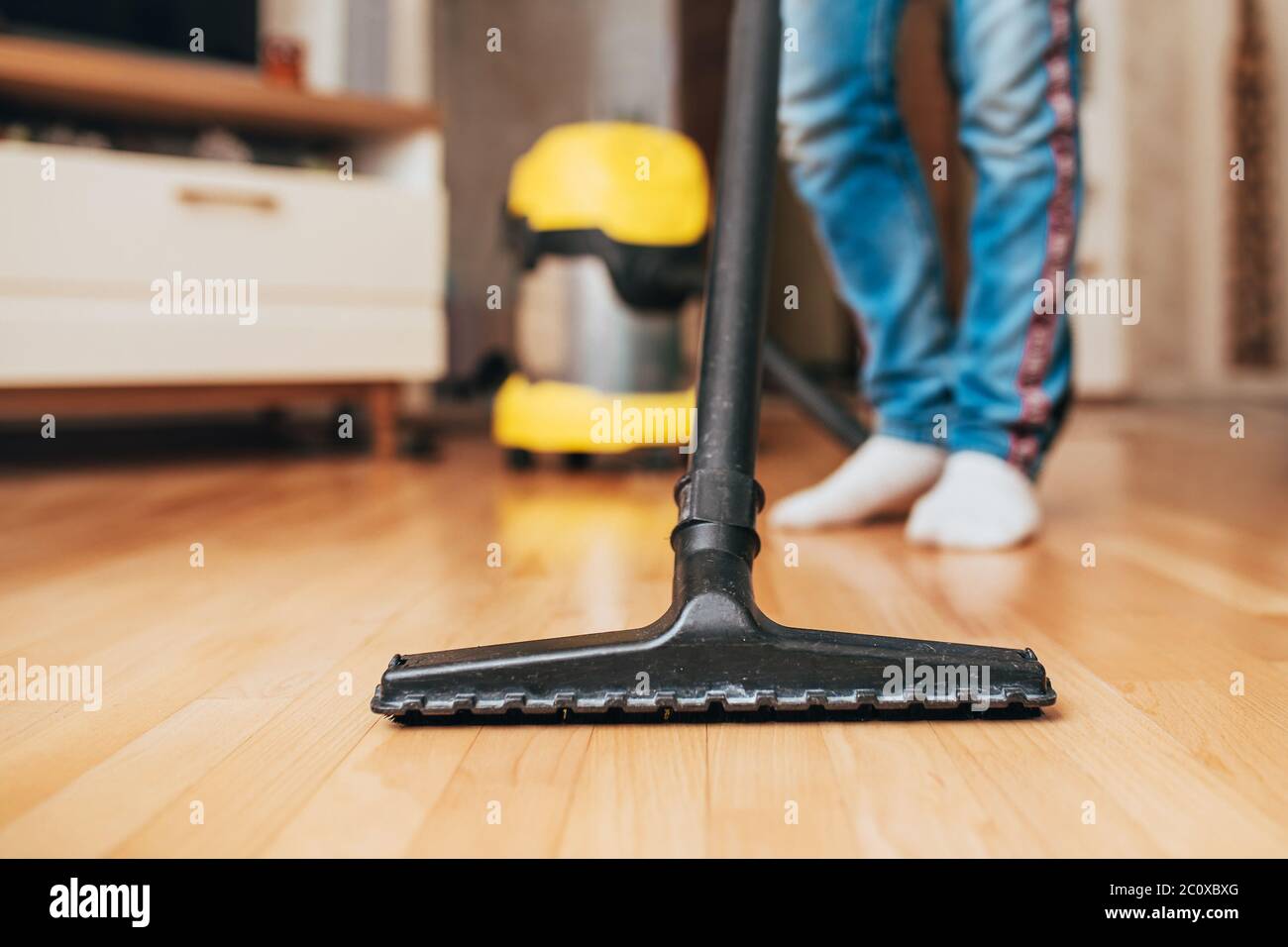 Aspirateur industriel puissant pour la poussière à la maison - passer l'aspirateur sur le parquet - nettoyage à la maison Banque D'Images