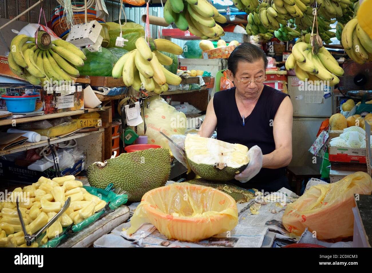 Fournisseur de bananes et de durians au marché humide Tekka Center. Petite Inde. Singapour Banque D'Images