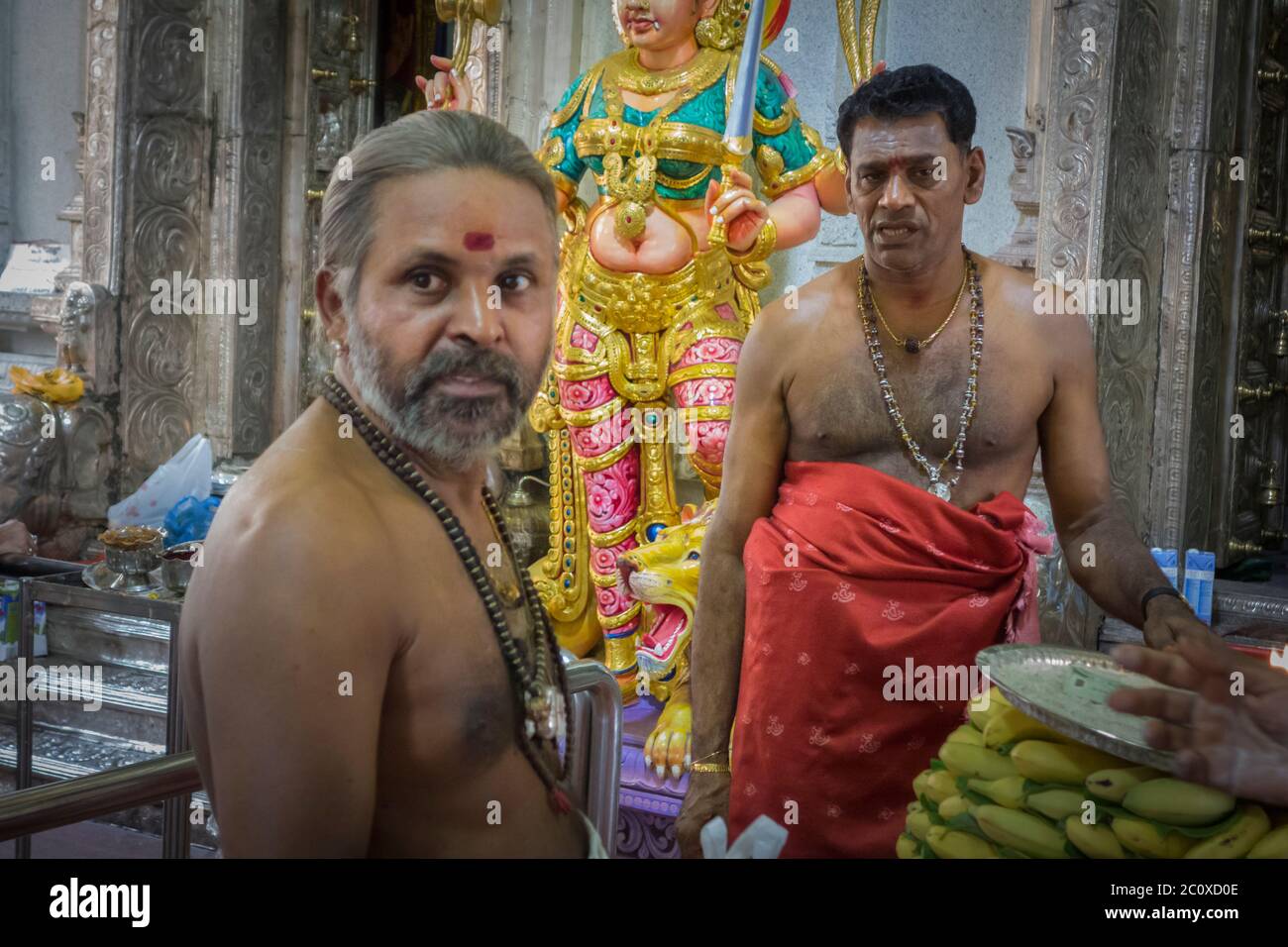 Officiels religieux au Temple Perumal de Sri Srinivasa. Petite Inde. Singapour Banque D'Images