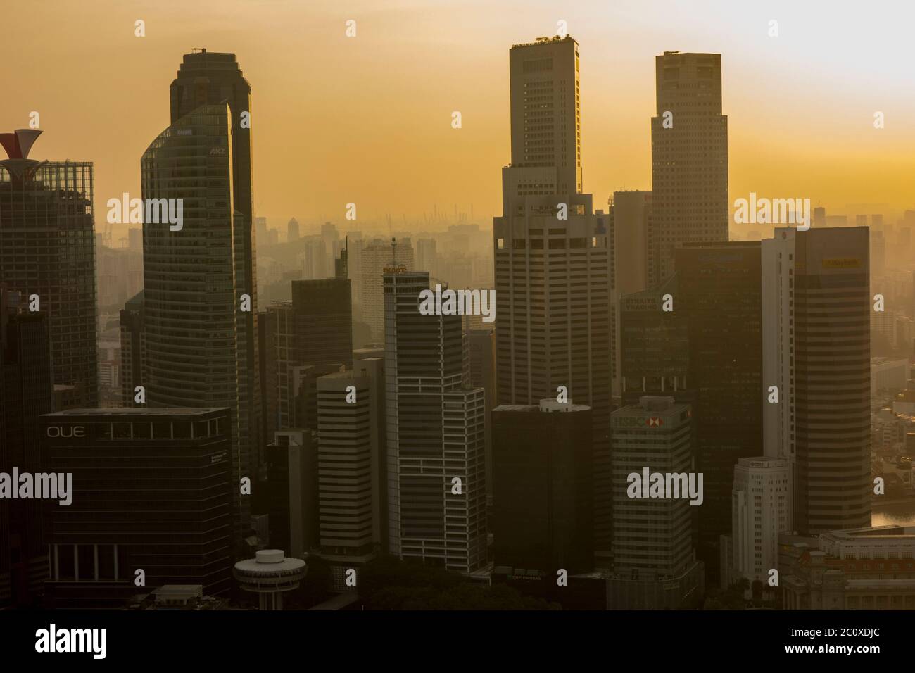 Vue aérienne du coucher de soleil sur la ligne d'horizon du centre-ville de Singapour depuis la terrasse du Marina Bay Sands Hotel. Singapour Banque D'Images