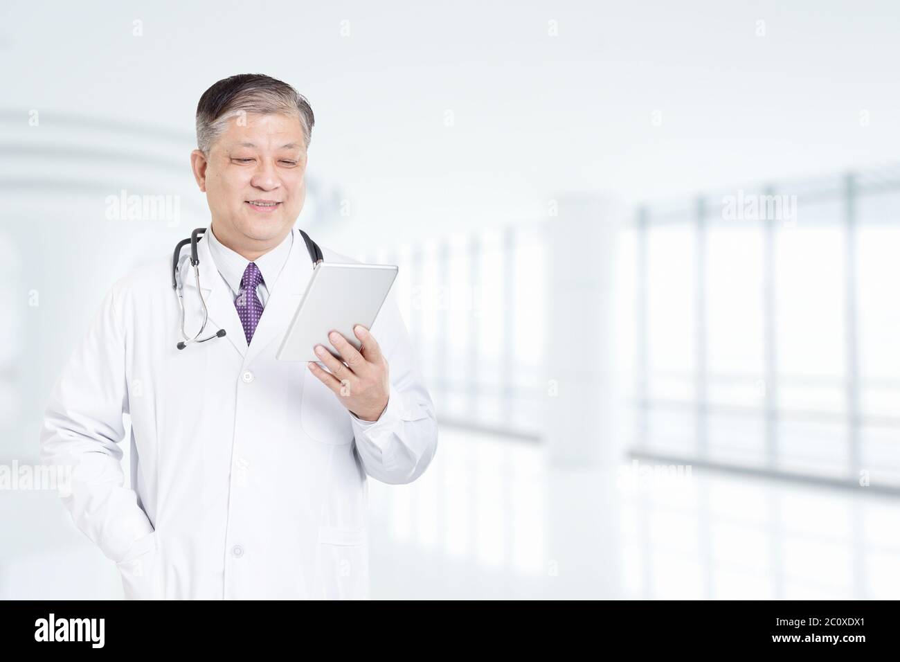 Poser des gestes et de l'ancien médecin homme asiatique Banque D'Images