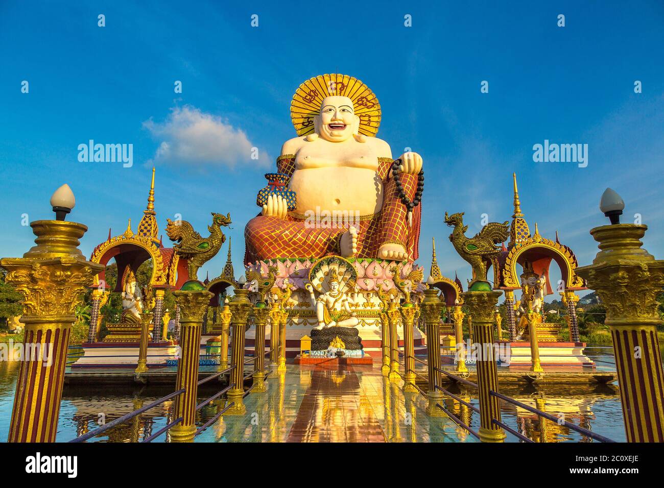 Statue de bouddha géant souriant ou heureux au temple de Wat Plai Laem, Samui, Thaïlande en été Banque D'Images